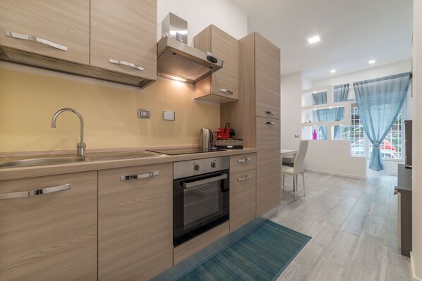 Four, plaque de cuisson, cafetière/bouilloire, distributeur de glaçons