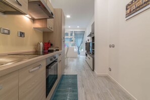 Four, plaque de cuisson, cafetière/bouilloire, distributeur de glaçons