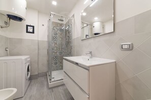 Douche, sèche-cheveux, bidet, serviettes fournies