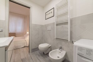 Shower, hair dryer, bidet, towels