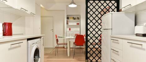 Frigorifero, forno, piano cottura, lavastoviglie