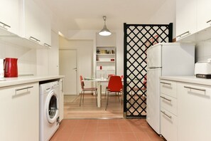 Coffee/tea maker, fridge, oven, stovetop