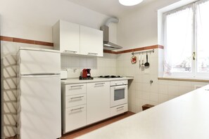 Coffee/tea maker, fridge, oven, stovetop
