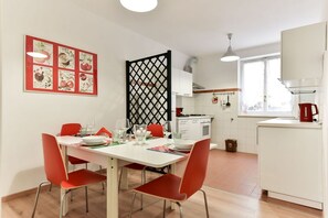 Coffee/tea maker, fridge, oven, stovetop