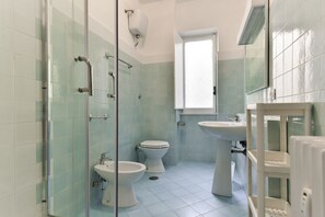 Dusche, kostenlose Toilettenartikel, Haartrockner, Bidet