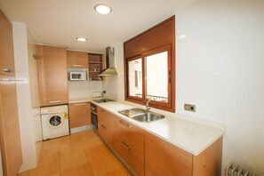 Een koelkast, een microgolfoven, een oven, een vaatwasser