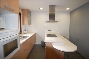Kühlschrank, Mikrowelle, Ofen, Geschirrspüler