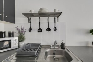 Kjøleskap, mikrobølgeovn, ovn og vannkoker