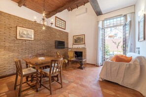 TV, fireplace - Trevi's Roof Terraces (Roma)