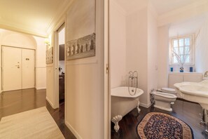 Badewanne, Haartrockner, Bidet, Handtücher