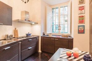 Oven, stovetop, coffee/tea maker, ice maker