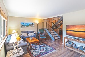 Televisión, chimenea y reproductor de DVD 