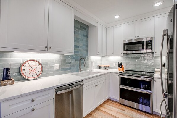 Fridge, microwave, stovetop, dishwasher