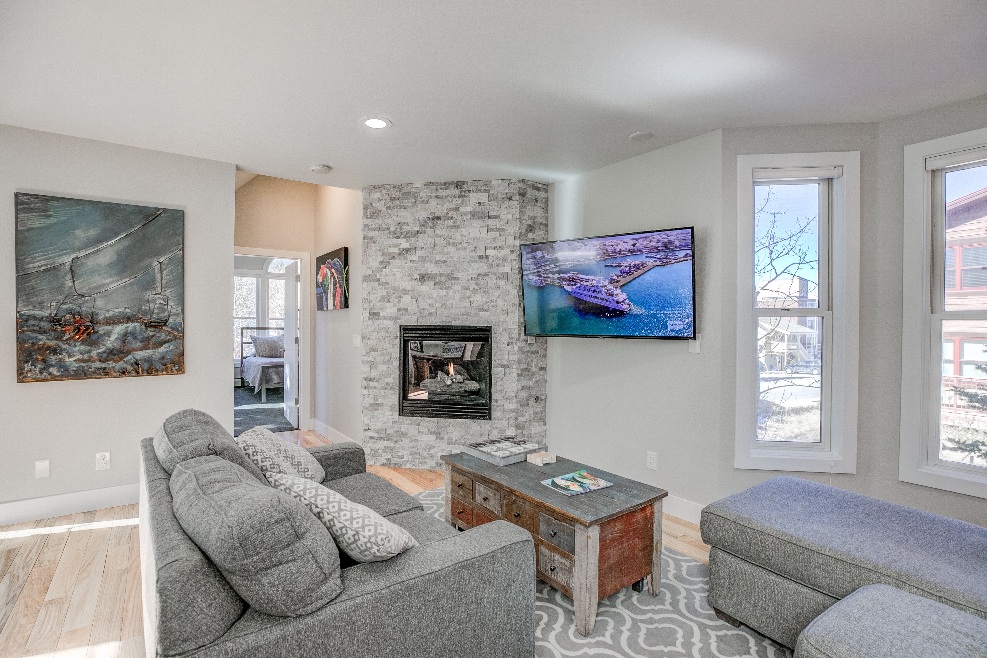 Télévision, cheminée