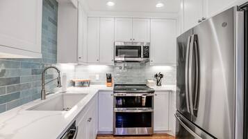 Een koelkast, een microgolfoven, een kookplaat, een vaatwasser