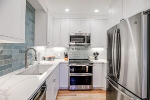 Refrigerador, microondas, parrilla de estufa y lavavajillas