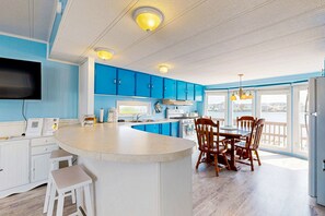 Fridge, microwave, oven, stovetop - Bayfront mobile home with private dock, shared pools, & tennis court (Ocean City)
