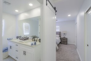 4 bedrooms, desk, free WiFi, bed sheets