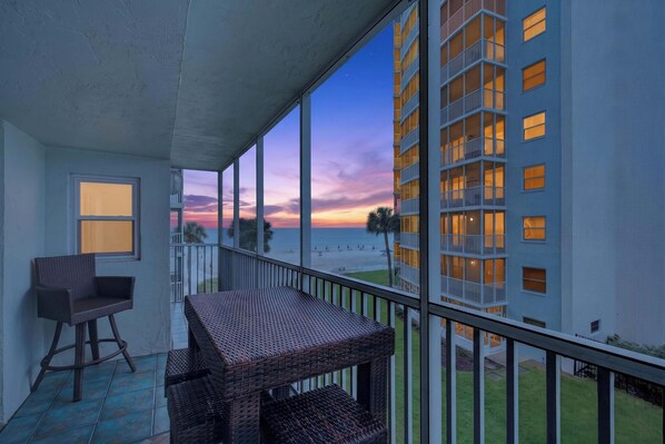 Relax on the patio and enjoy the beauty of the beach. - Beachfront Unit! Gulf View from Every Room. Lanai (Siesta Key)