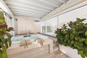 Private spa tub - Amazing Piazza Venezia Suites (Rome)