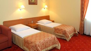 A hotel room with two beds, a nightstand, a lamp, and a painting on the wall. - Hotel U Witaszka (Czosnów)