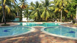 3 من حمّامات السباحة الخارجية