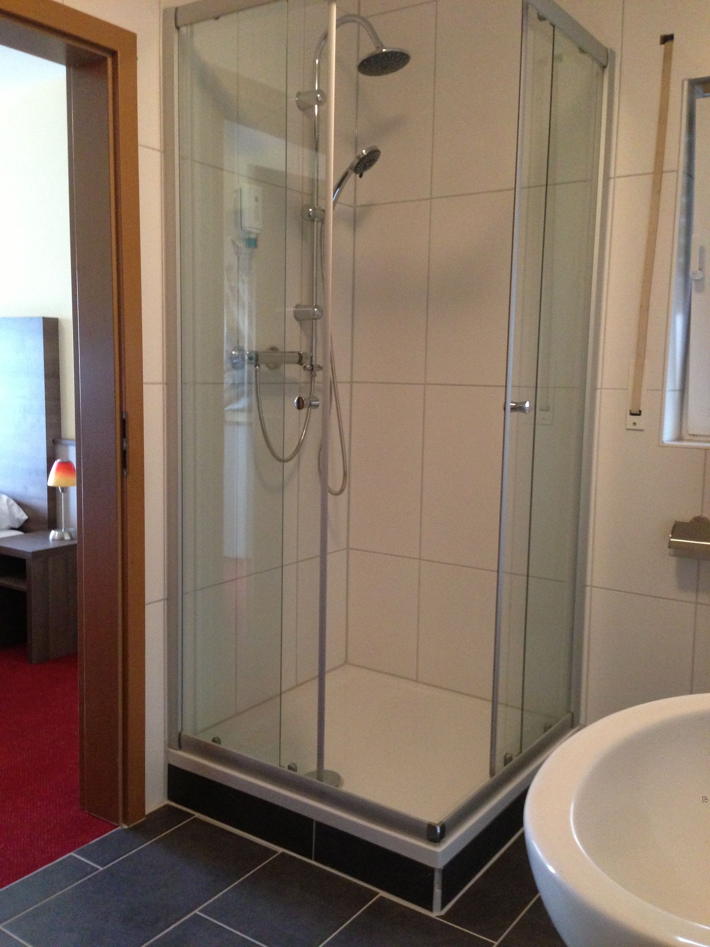 Dusche, kostenlose Toilettenartikel, Haartrockner