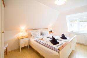 Hypo-allergenic bedding, blackout curtains, free WiFi, bed sheets