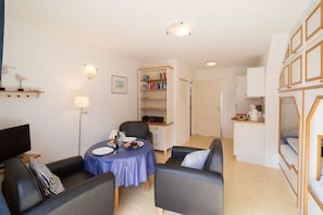 Comfort Condo, 2 Single Beds, Non Smoking, Garden View | Living area | 70-cm flat-screen TV with satellite channels, TV - Ferienwohnungen Familie Outzen (Nebel)