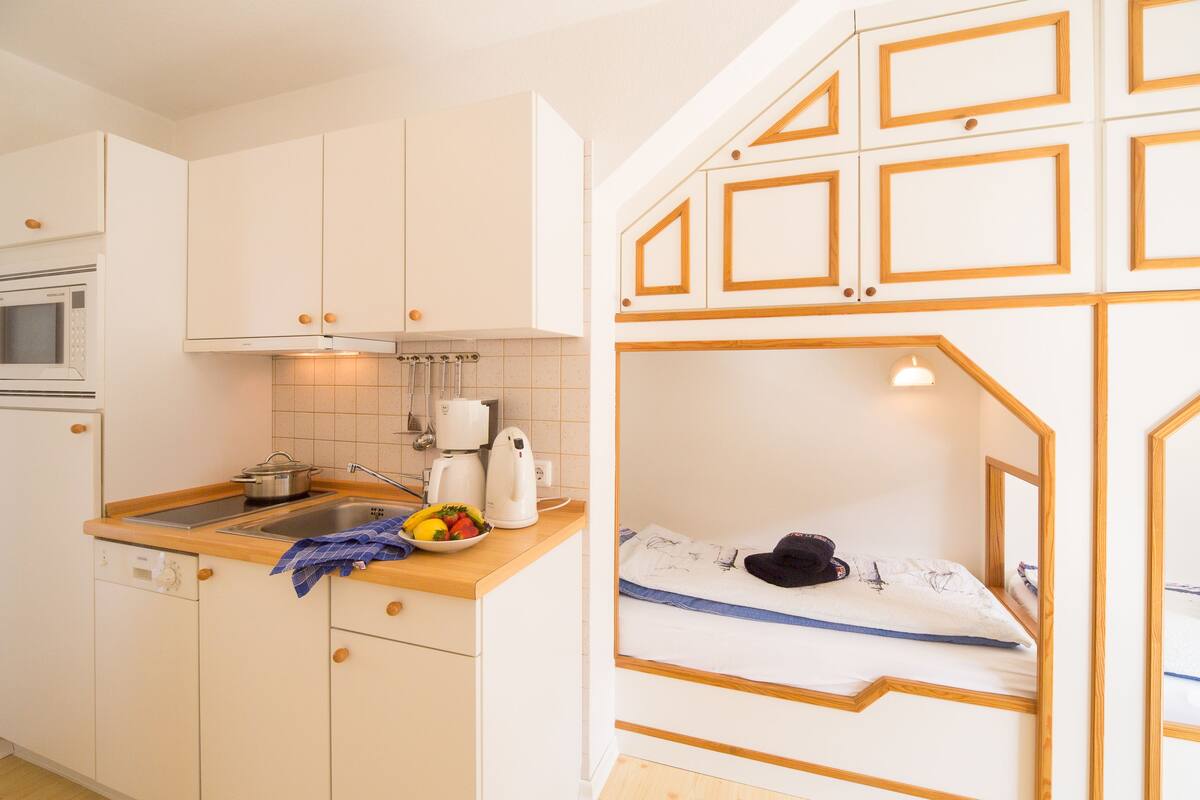 Apartamento Confort, 2 camas individuales, no fumadores, vistas al jardín | Cocina privada | Frigorífico, microondas, horno y placa de cocina
