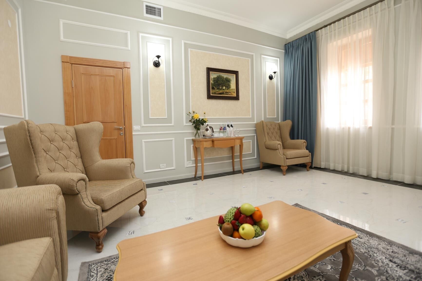 deluxe suite, non smoking | living room | 29-inch lcd tv with premium tv channels, tv