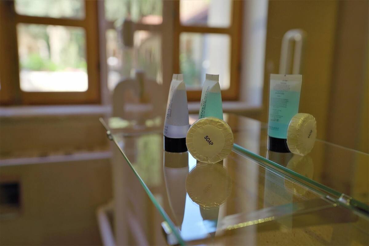 deluxe single room, 1 single bed, accessible, non smoking | bathroom | hair dryer, towels, soap, shampoo