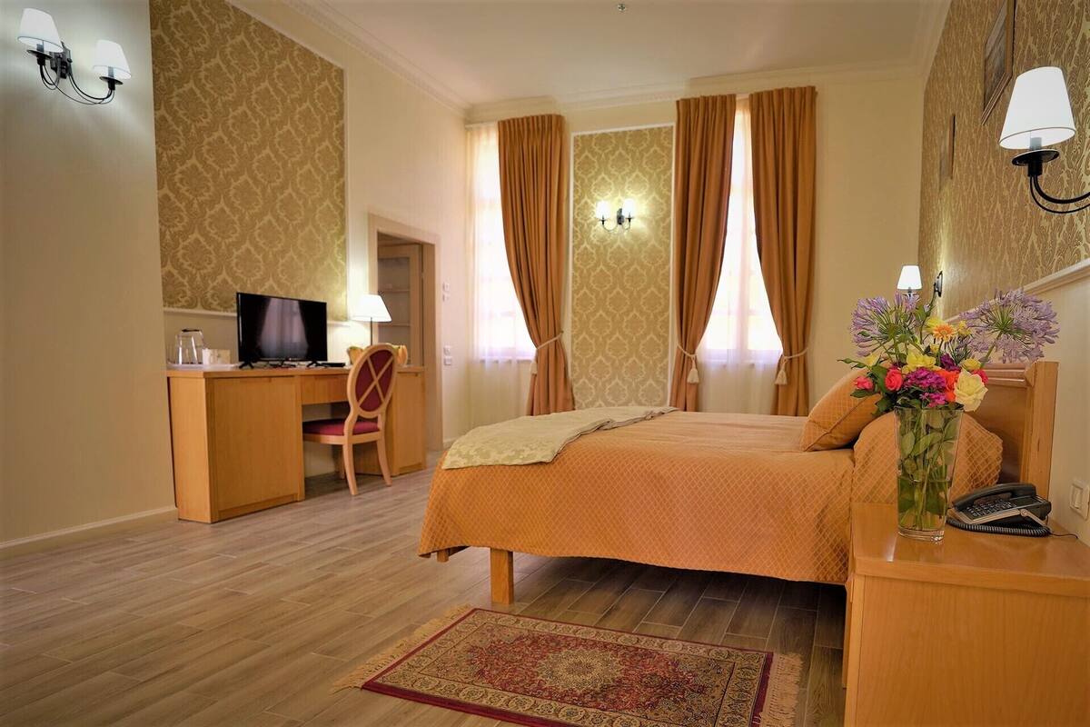 double room-superior-ensuite with bath | premium bedding, select comfort beds, in-room safe, desk