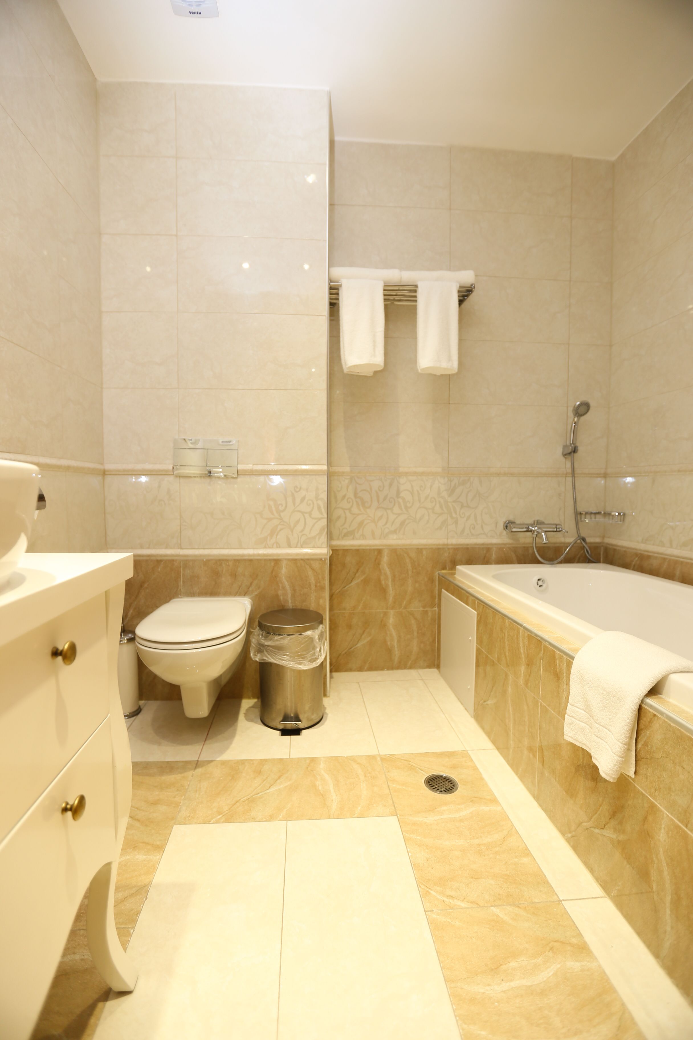 deluxe suite, non smoking | bathroom | hair dryer, towels, soap, shampoo