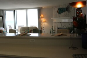 Maison en rangée, 2 chambres | Aire de séjour | Téléviseur à écran plat de 40 po avec télévision par câble, téléviseur