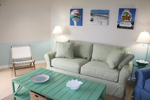 Appartement, 1 slaapkamer | Woonruimte | Een 40-inch flatscreentelevisie met kabelzenders en een televisie