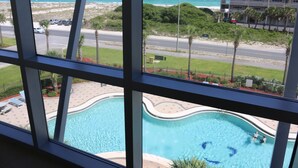 Vista d'una piscina amb vistes a l'oceà i un edifici al fons.