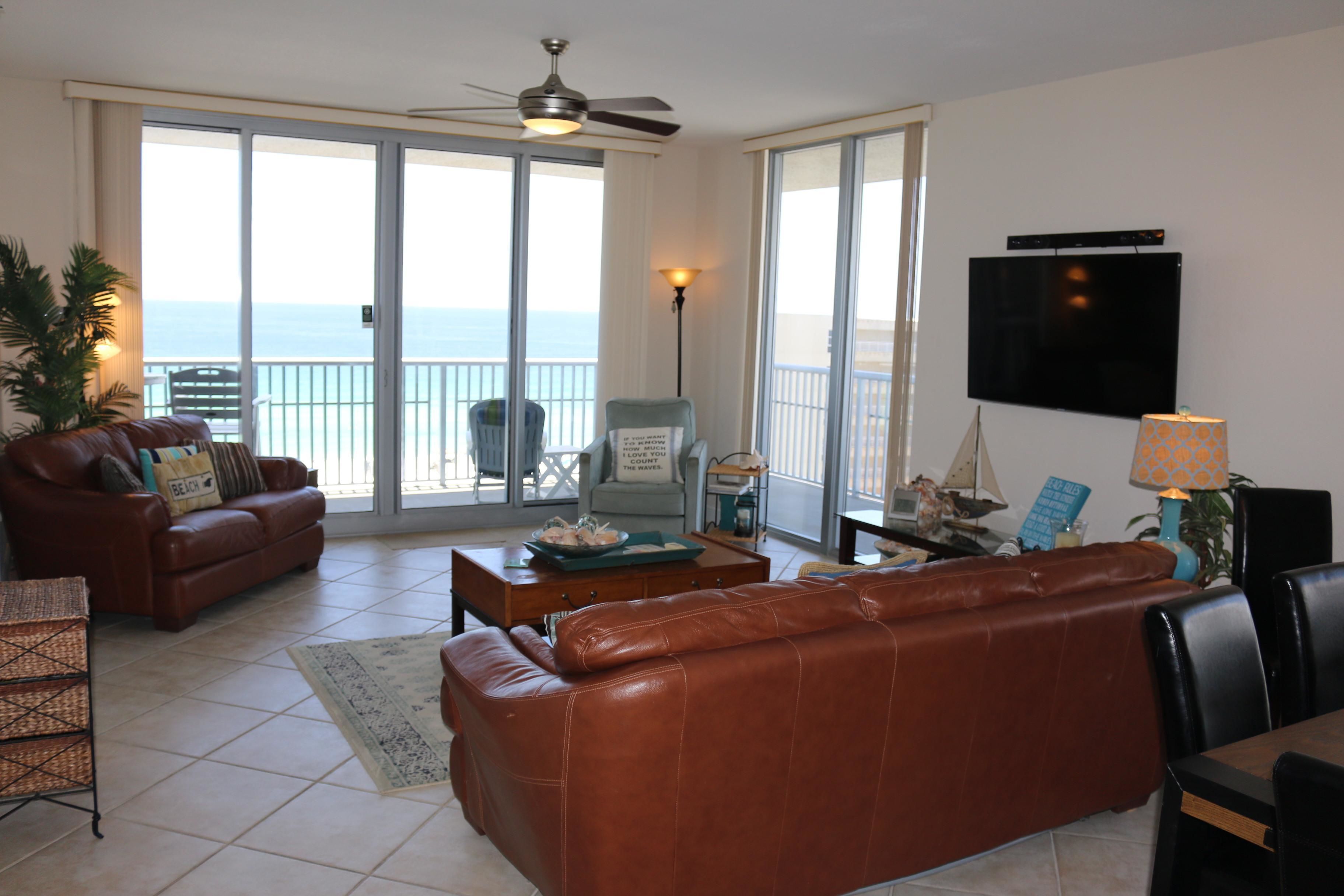 Condo, 3 phòng ngủ | Khu phòng khách | TV màn hình phẳng 