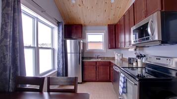 Lemari es besar, microwave, oven, dan kompor