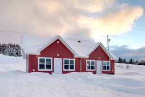 Duplex, 1 Bedroom, Non Smoking | Individually decorated, individually furnished, blackout drapes - Appalachian Chalets & RV (Corner Brook)