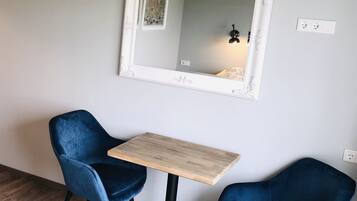 Habitación triple, con acceso para personas discapacitadas, baño privado | Escritorio, espacio para trabajar con laptop y cortinas blackout