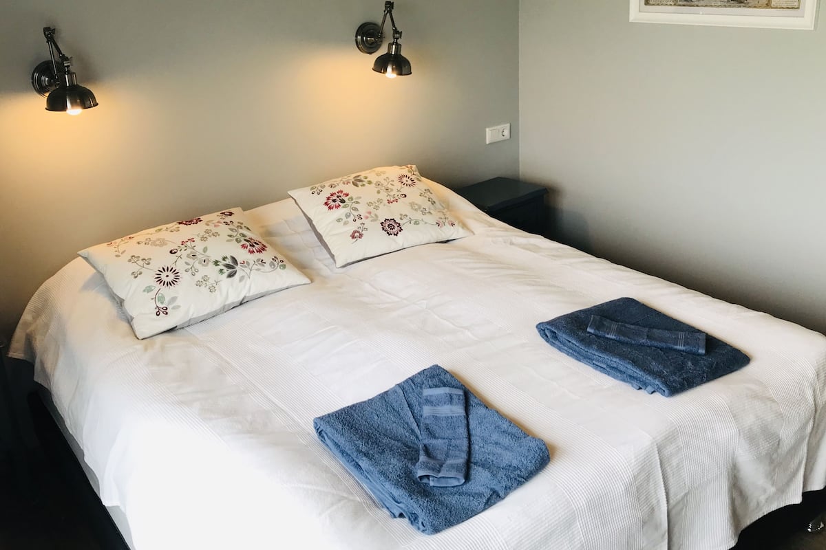 Escritorio, espacio para trabajar con laptop y cortinas blackout