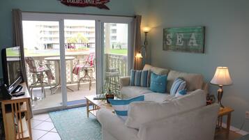 Kondominium, 2 kamar tidur | Area keluarga | TV layar datar