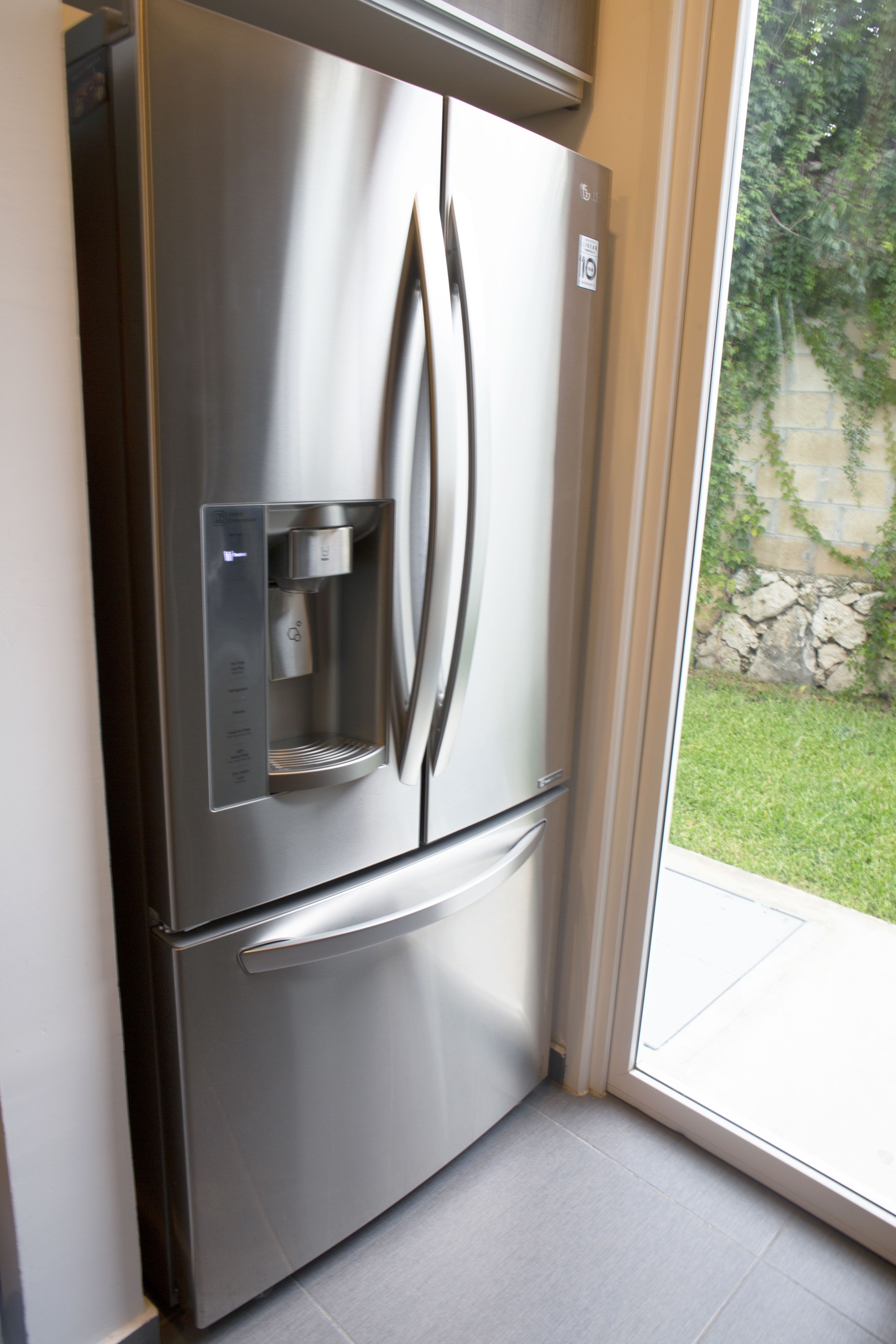 Full-sized fridge, microwave, oven, stovetop