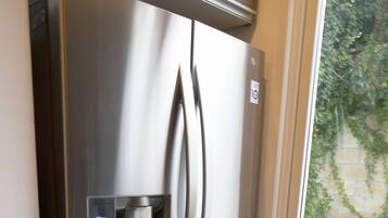 Full-sized fridge, microwave, oven, stovetop