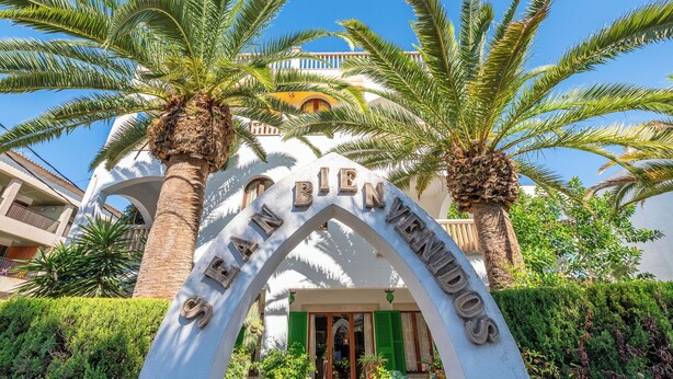 A hotel entrance with palm trees and a sign reading "SEÑOR DE LOS". - Hotel Martorell (Ses Salines)