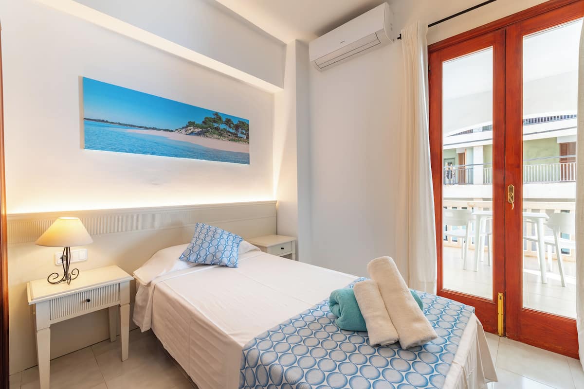 Single Room, Terrace (Street View) | Bed sheets