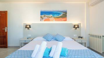 Habitación superior con 1 cama doble o 2 individuales, terraza | Ropa de cama