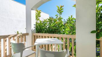 Chambre double ou avec lits jumeaux, terrasse (Street View) | Terrasse/patio