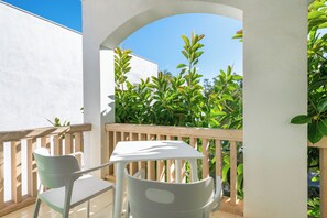 Habitación con 1 cama matrimonial o 2 individuales, Terraza (Street View) | Terraza o patio